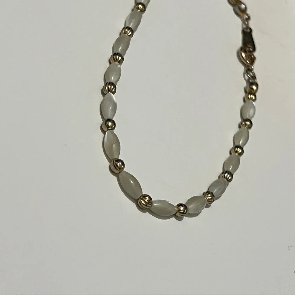 Elegant Gold and pearlescent Cream Beaded Bracelet‎ minimalist